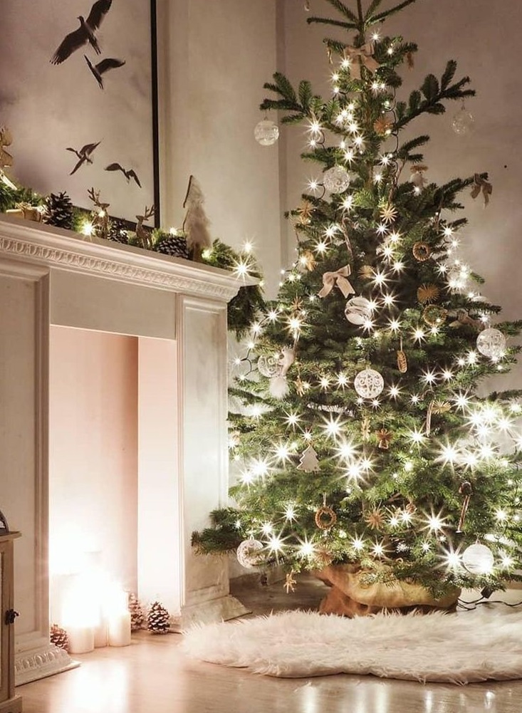 Colla glitter e brillantini su decoro pendente di Natale in legno